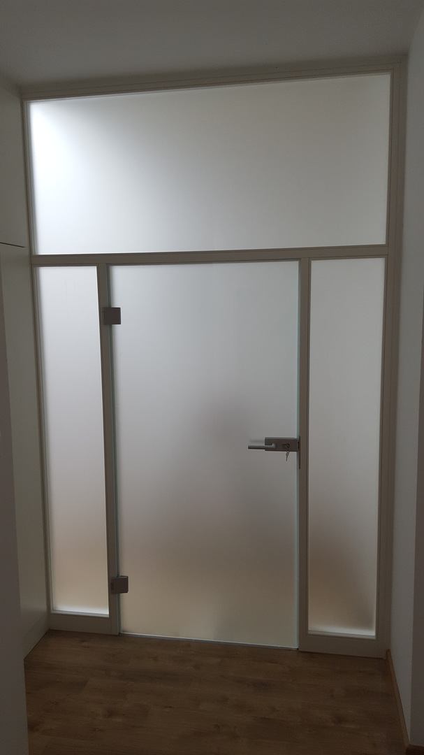 Tür mit milchigem Glas