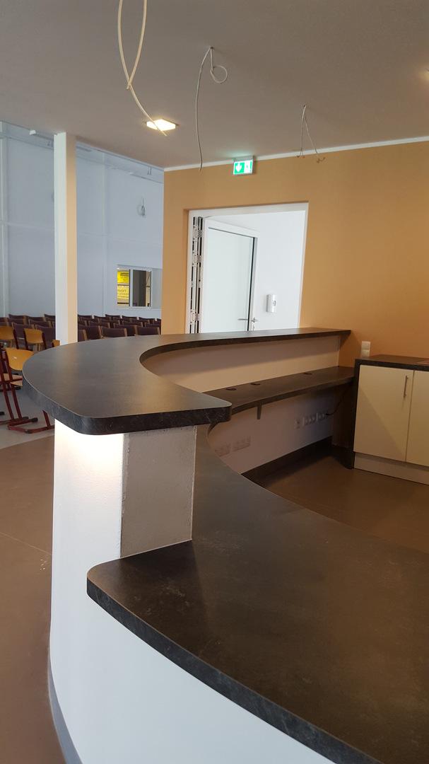 Theke für den Empfangsbereich. 