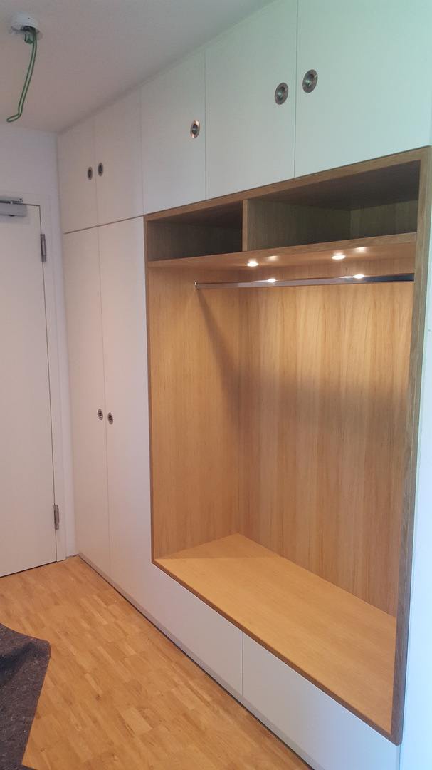 Garderobe, die bis zu Decke eingebaut wurde. 