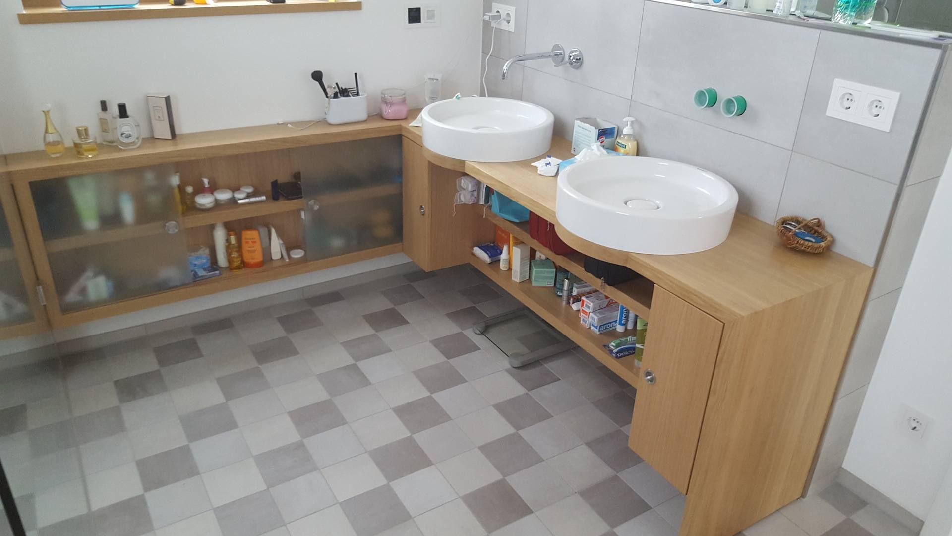 Waschtisch mit zwei Waschbecken und extra Stauraum