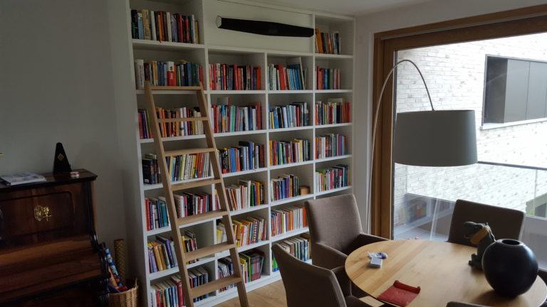 Regalwand für und mit Büchern