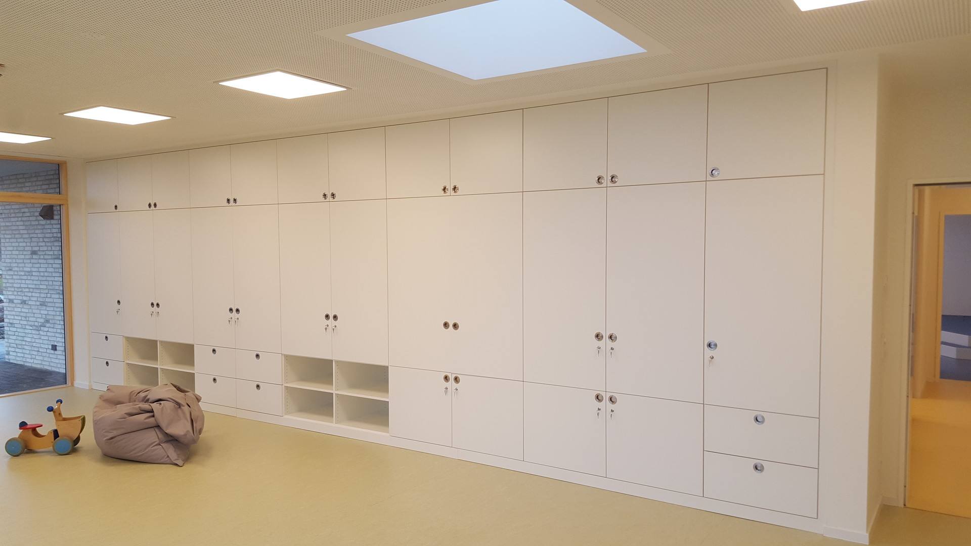 Weiße deckenhohe Schrankwand, die viel Stauraum bietet