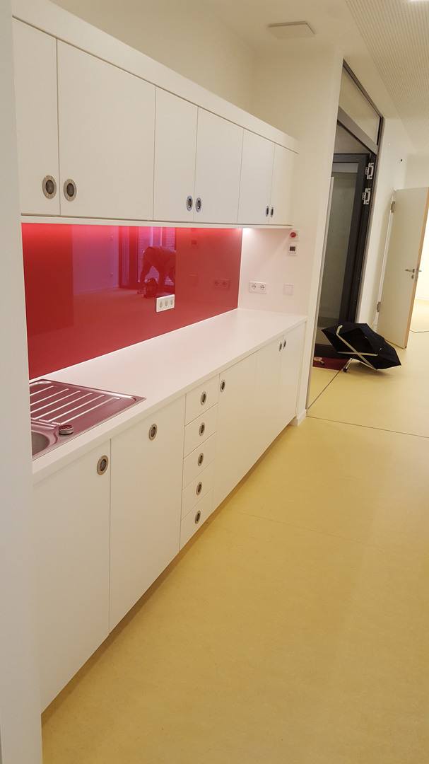 Teeküche in weiß mit roten Akzenten