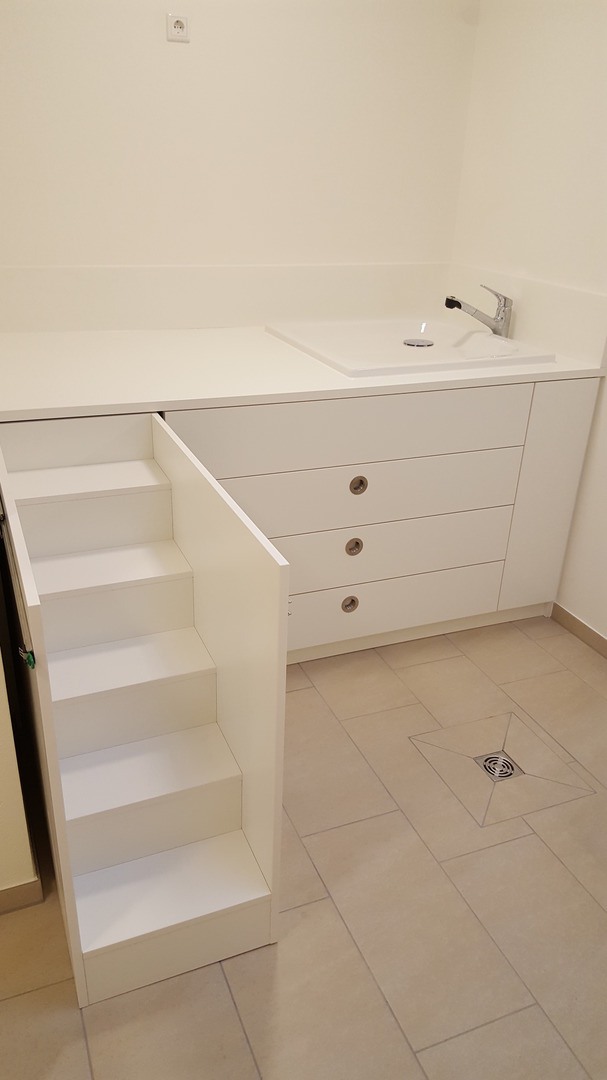 Schrank mit ausgezogener integrierter Treppe
