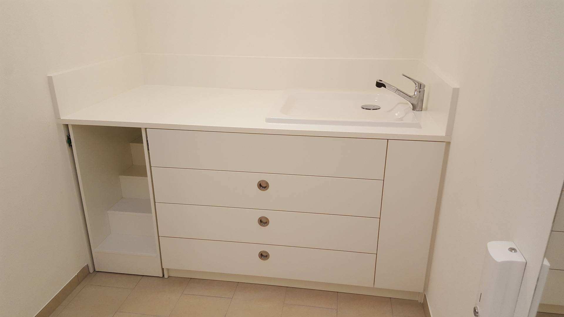 Schrank, Kommode, Wickeltisch mit kleine Treppe zum Ausziehen