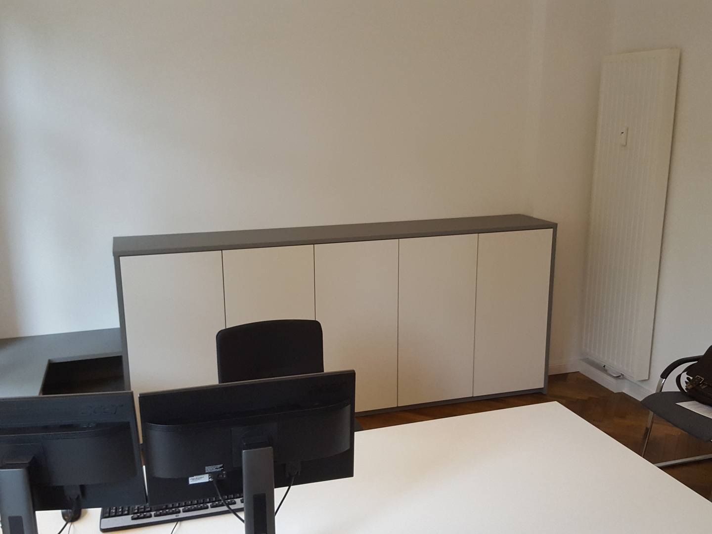 Büro mit Schrank und Schreibtisch