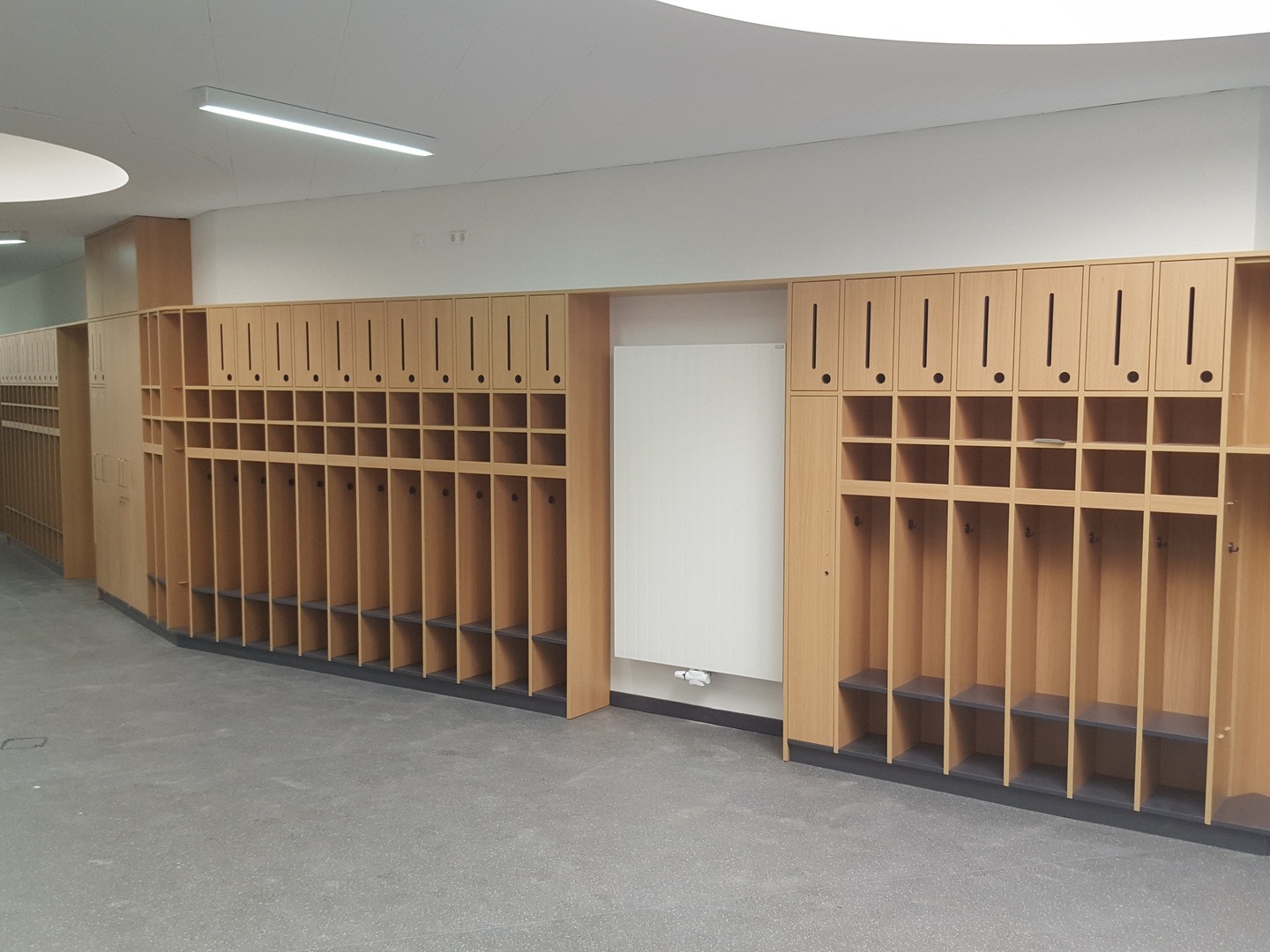 Spinde, die die komplette Wand einnehmen