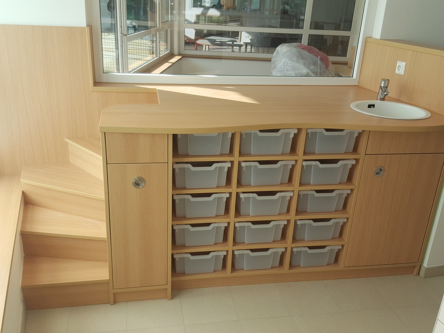 Schrankelement mit Spüle und integrierter Treppe und Aufbewahrungsboxen