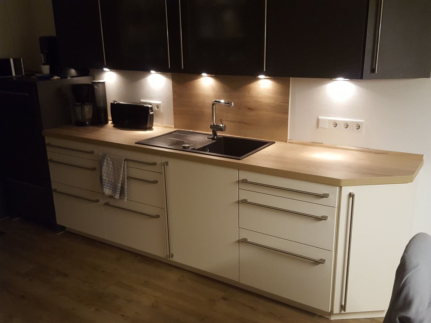 Küche mit atmosphärischer Beleuchtung. 