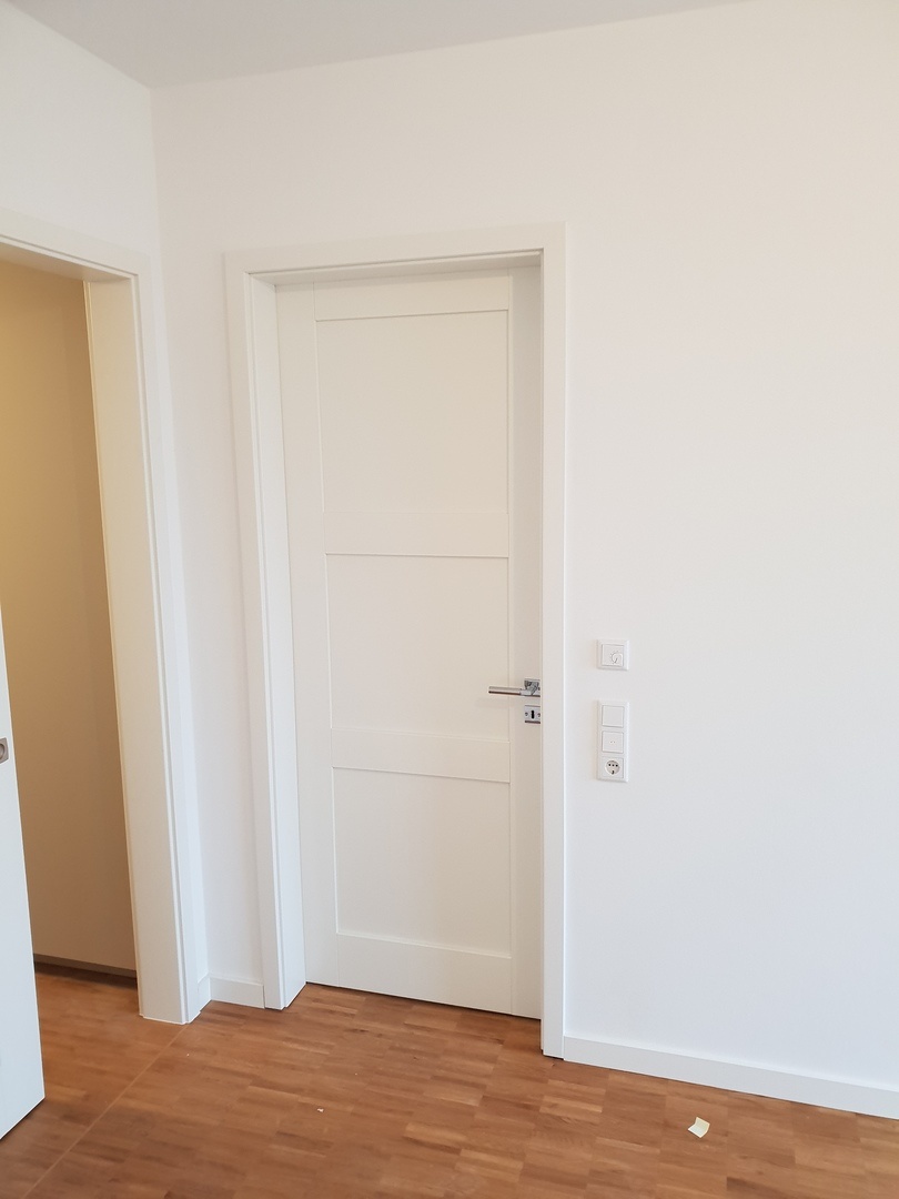 Schöne weiße Zimmertür. 