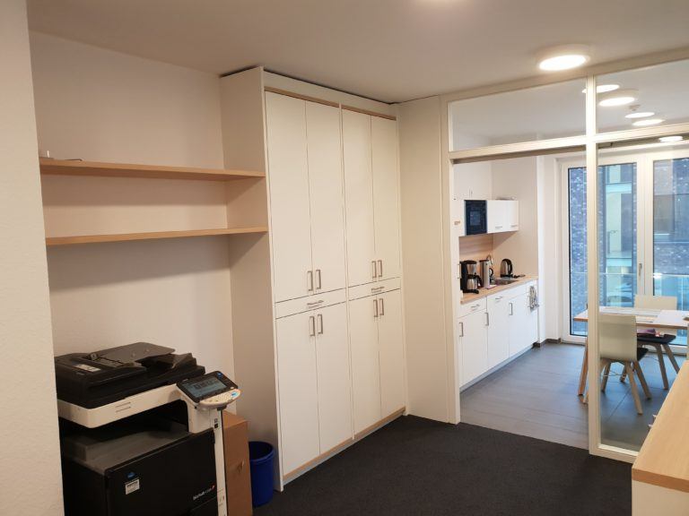Büroküche mit Schrankwand. 