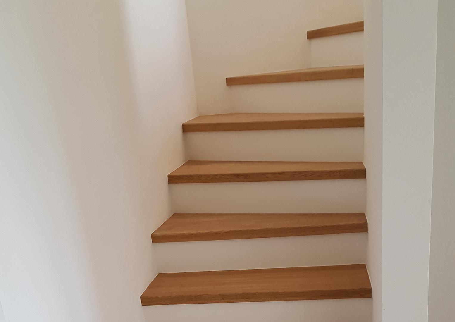 Treppe in hellem Holz mit weiß. 