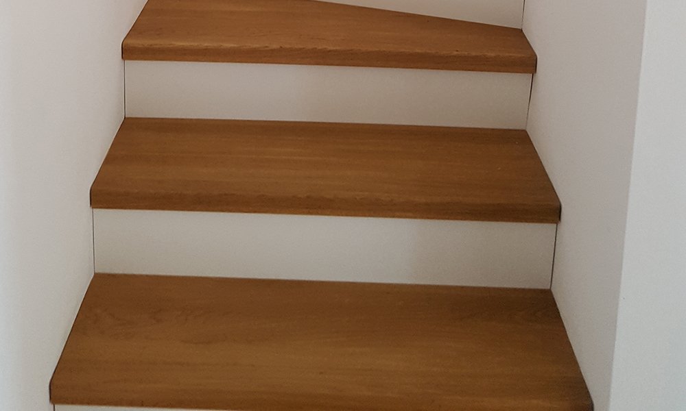 Helle Treppe mit Holzstufen. 