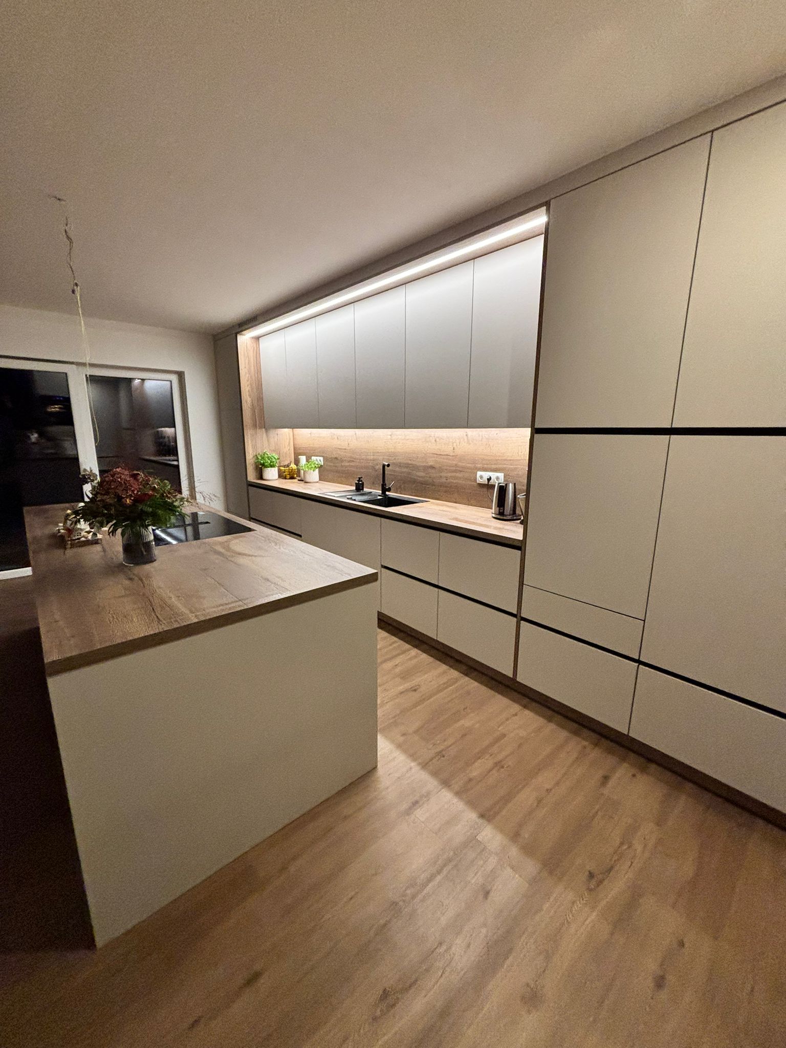 moderne Küche mit viel Stauraum