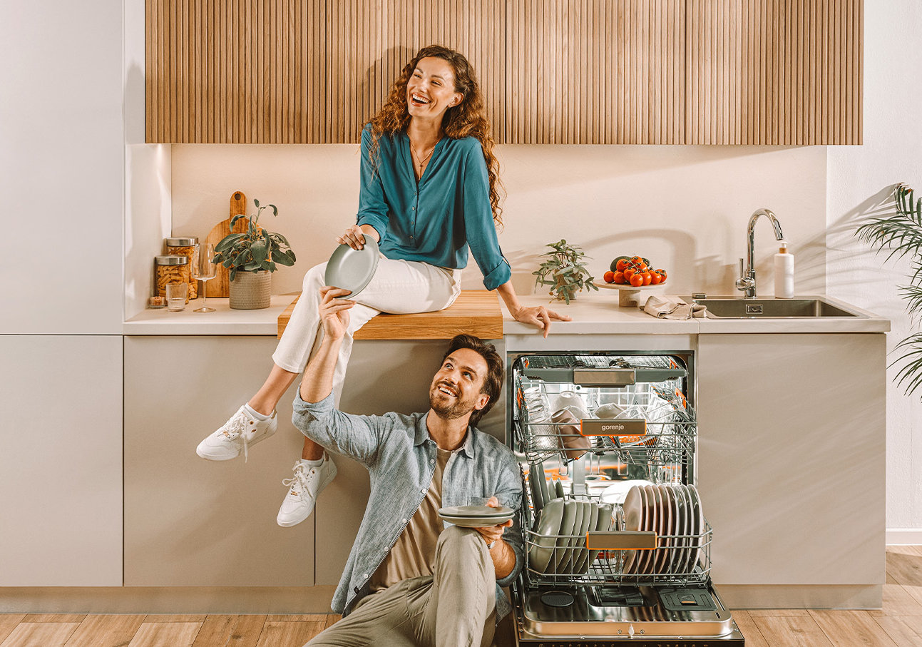 Gorenje Geschirrspüler Mann und Frau freuen sich über sauberen Teller