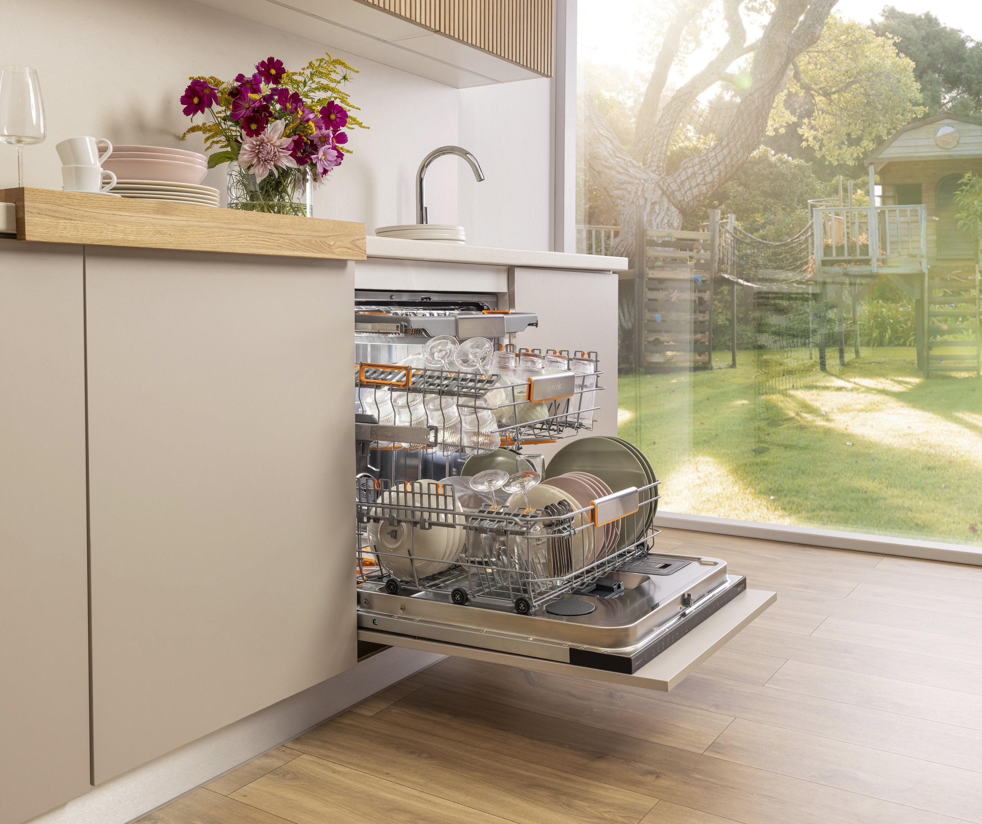 Gorenje Geschirrspüler aufgeklappt Spülprogramm fertig beige Küchenzeile Holzboden