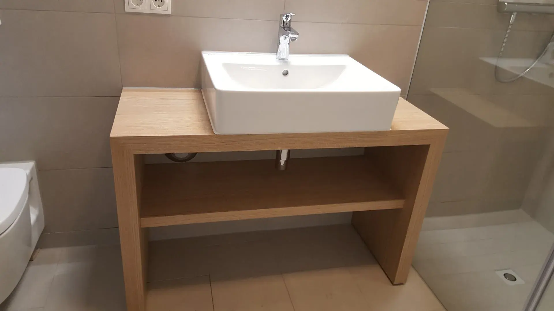 Waschtisch mit Waschbecken