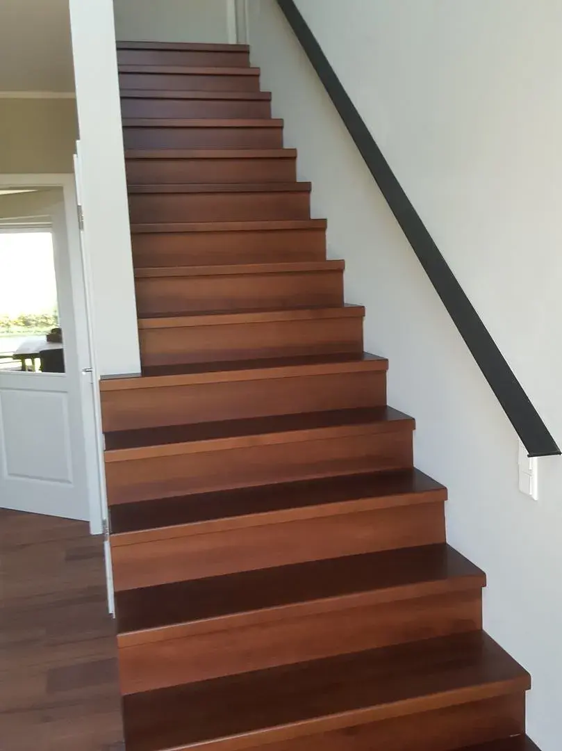 Treppe in dunklem Holz. 