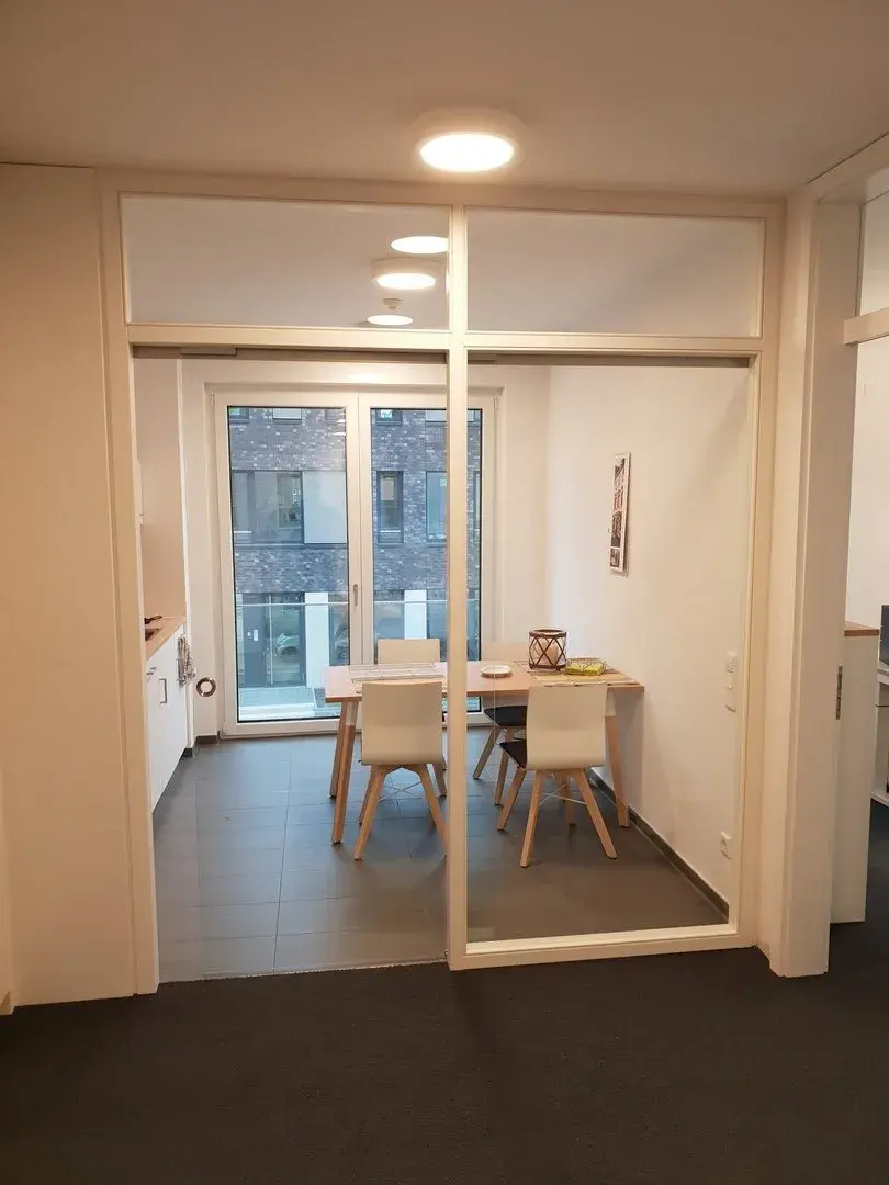 Durchgangstür aus Glas und Fenster im Hintergrund. 