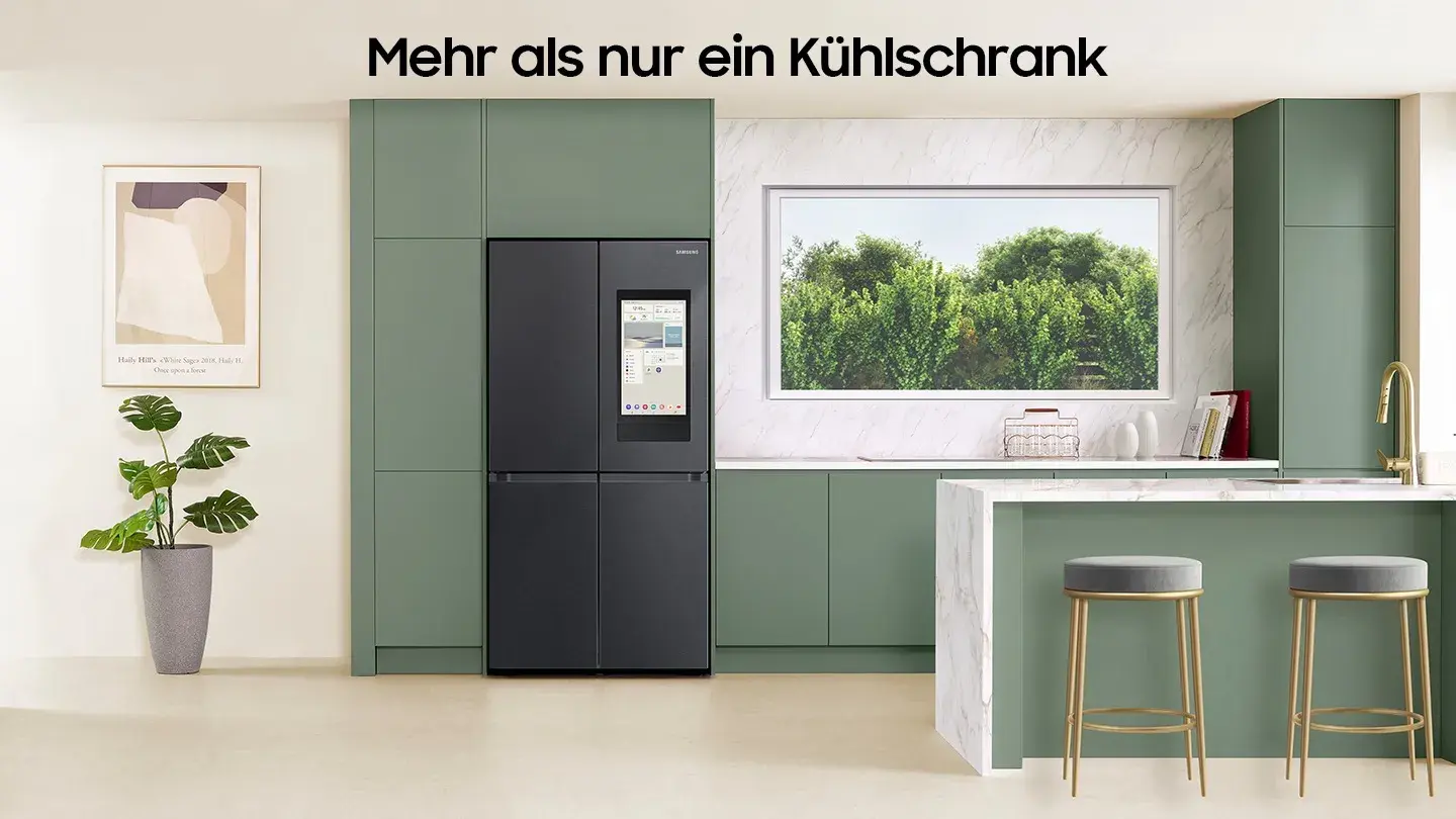 Moderne Küche mit grünen Fronten und integriertem Side-by-side-Kühlschrank mit Display unter der Überschrift "Mehr als nur ein Kühlschrank"