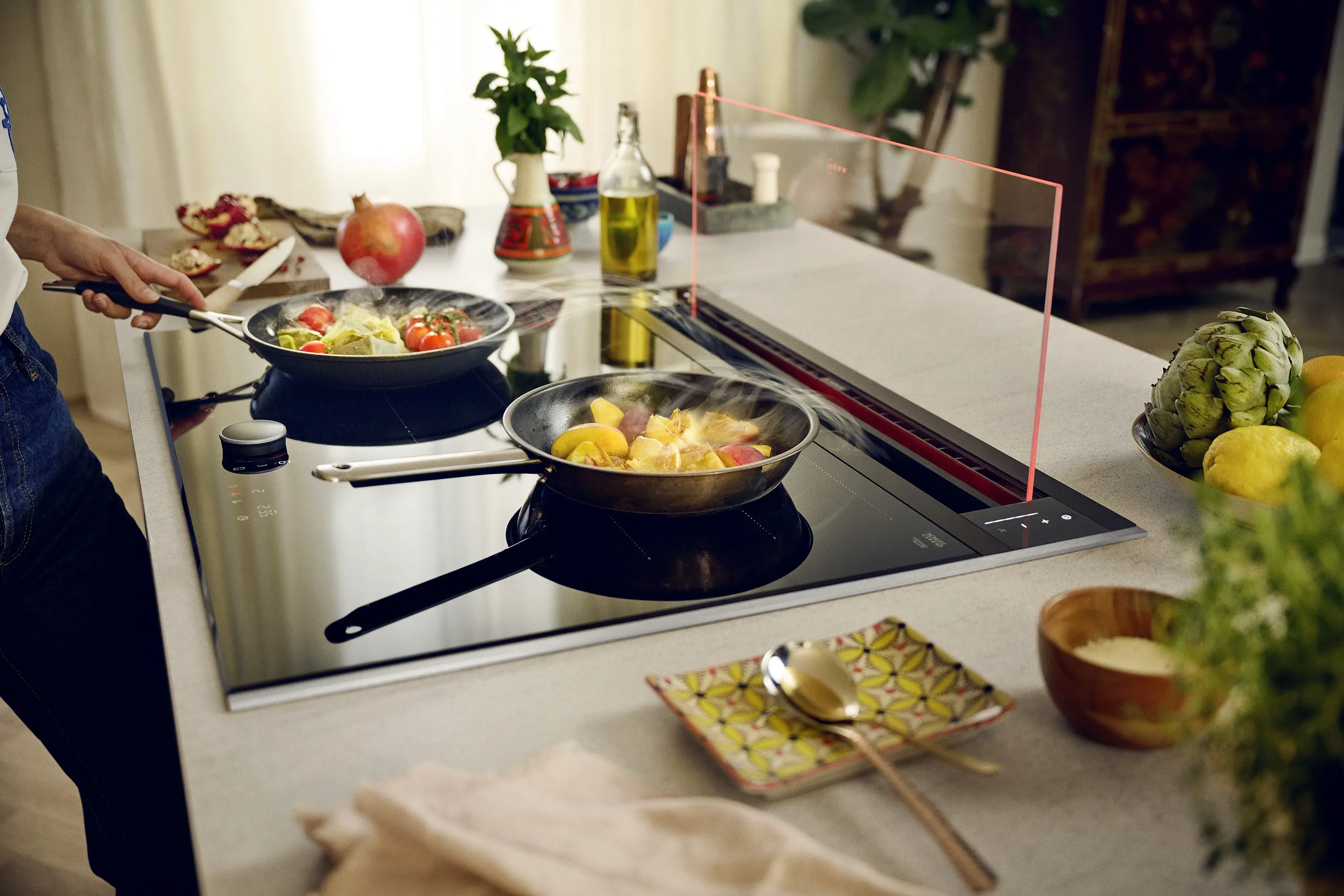 NEFF Collection Seamless Combination Glass Draft Kochfeldabzug in Aktion mit herausgefahrener Glasscheibe hinter dem Kochfeld